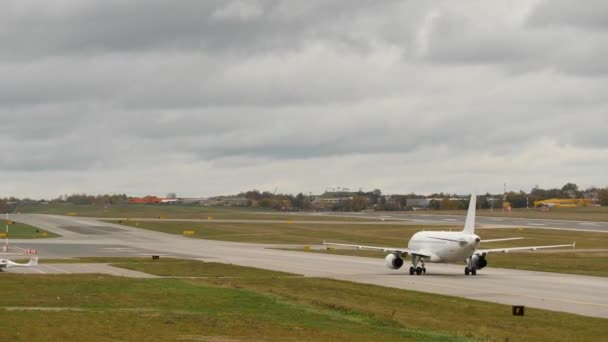 Vilnius Lituania Noviembre 2022 Avión Boeing Blanco Sin Marcas Registradas — Vídeo de stock