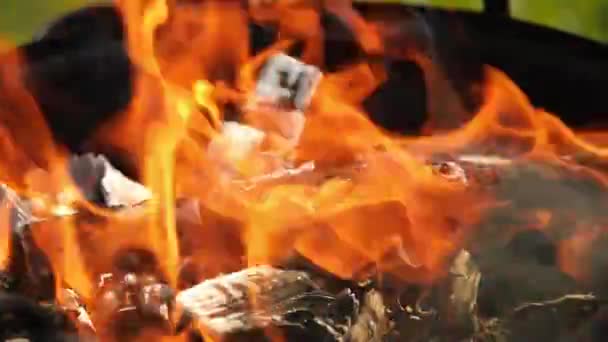 Ένα Βίντεο Αργής Κίνησης Ενός Φλεγόμενου Λάκκου Φωτιάς Φλόγες Είναι — Αρχείο Βίντεο