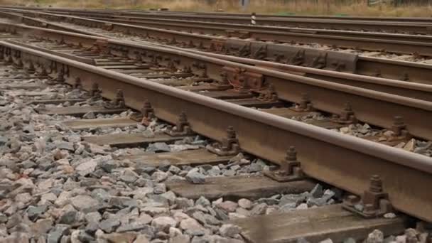 Kamera Demiryolu Rayları Boyunca Hareket Ederek Endüstriyel Kırsal Atmosferi Yakalıyor — Stok video