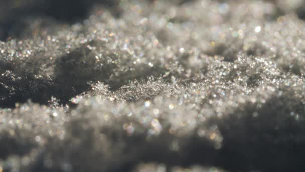 在阳光下闪闪发光的雪晶的近景 每一个晶体都有复杂的细节 并反射光 以产生闪亮的效果 放大点 — 图库视频影像