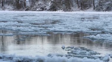 İlkbaharda nehirde yavaşça süzülen buz