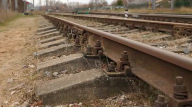Rusty Demiryolları Otlarla Kaplandı. Kamera öne doğru hareket ediyor, alçak bir açı..