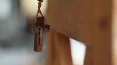 İsa Mesih ile küçük ahşap bir haçın el kamerasıyla çekilmiş fotoğrafı..