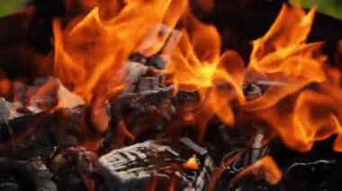 Siyah metal ateş çukurunda dans eden alevler. Yavaş çekim