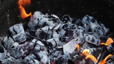 Ateş ve odun kömürü. Sarı alevli. Kapat.