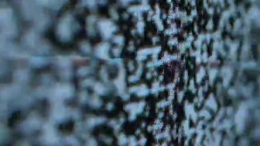 Analog TV ekranının yanıp sönen yakın çekimi.