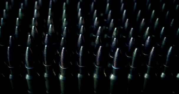 Mermiler Izole Edilmiş Karanlık Arka Planda Tüfek Mermisi Kusursuz Siyah — Stok video