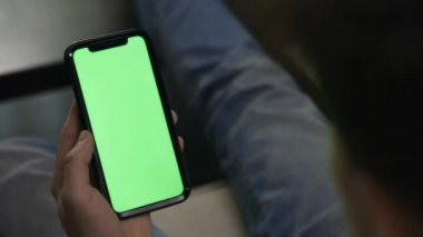 Smartphone 'unu Yeşil Ekran Kaydırma, Dokunma Ekranı yeşil ekranı ile tutarken Yaklaş