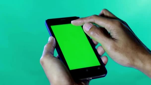 Nahaufnahme Der Hand Des Menschen Der Sein Smartphone Hält Mit — Stockvideo
