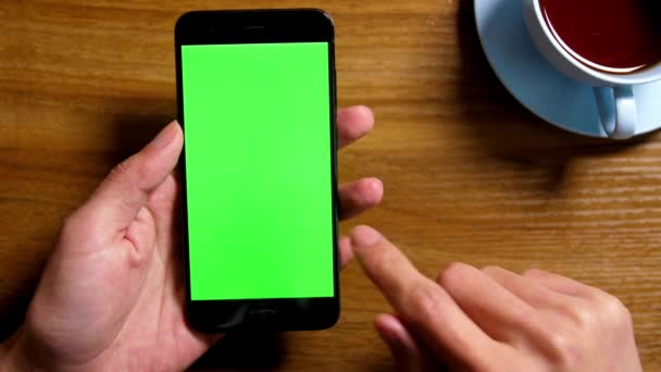 Närbild Skott Hand Man Håller Sin Smartphone Med Grön Skärm — Stockvideo