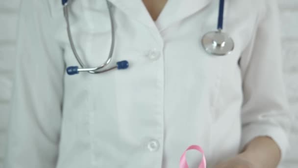 世界乳腺癌宣传日 粉红丝带致癌意识白底粉红丝带致癌意识 — 图库视频影像