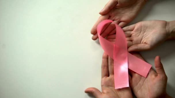 Konzept Des Kampfes Gegen Brustkrebs Nahaufnahme Der Hand Mit Symbol — Stockvideo