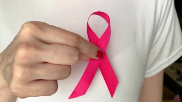 Welttag Des Brustkrebsbewusstseins Rosa Band Krebsbewusstsein Rosa Rotes Band Krebsbewusstsein — Stockvideo