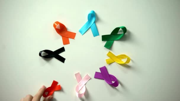 世界癌症日2月4日现实的粉红丝带 带有民族胸腔符号的动画 — 图库视频影像