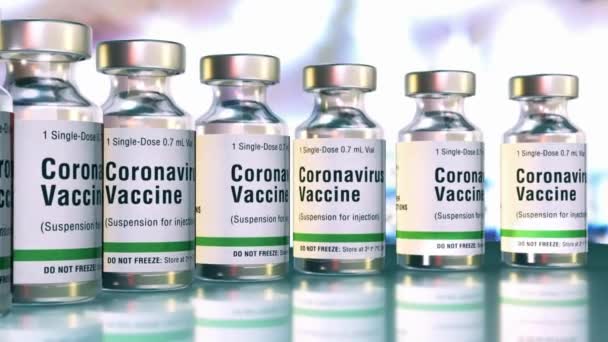白と青の背景を持つ世界感染症の流行のためのクローズアップCovid 19ウイルスワクチンのバイアル — ストック動画
