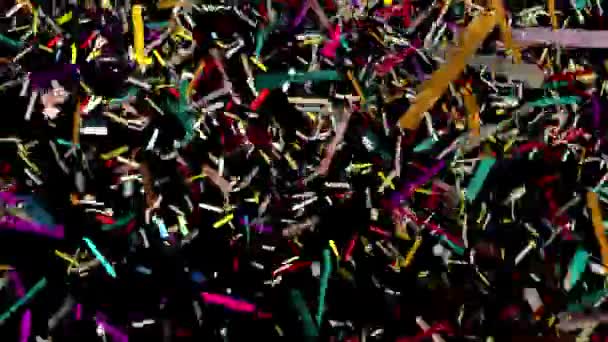 カラフルなグリッター箔のコンフェッティを落下孤立した黒の背景に休日やお祝いの楽しさ — ストック動画