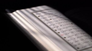 İslami Müslüman Kuran-Arap dini kitabı Allah Kur 'an-ı Kerim-i Ramazan dini arka planı