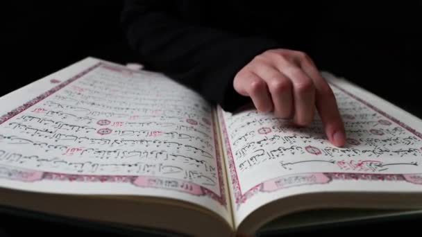 Muslim Muž Čtení Svatý Korán Arabská Mešita Víra Arabský Cesmína — Stock video
