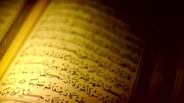 Libro Holly Quran Con Silueta Sombra Negra Fondo Islámico Oración — Vídeo de stock