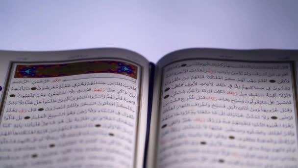 Muzułmańskie Czytanie Islamskiej Księgi Palcem Wskazując Tekst Koran Tekst Koran — Wideo stockowe