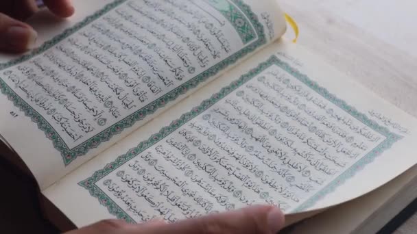 Hombre Musulmán Leyendo Sagrado Corán Mezquita Árabe Árabe Acebo Cultura — Vídeos de Stock