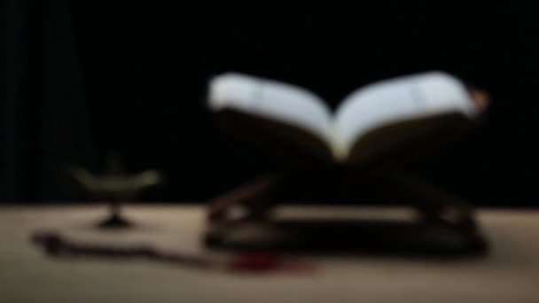 イスラム教徒のクルアーンアラビア語の宗教書アッラー コーラン聖なる祈りラマダーンの宗教的神の背景 — ストック動画