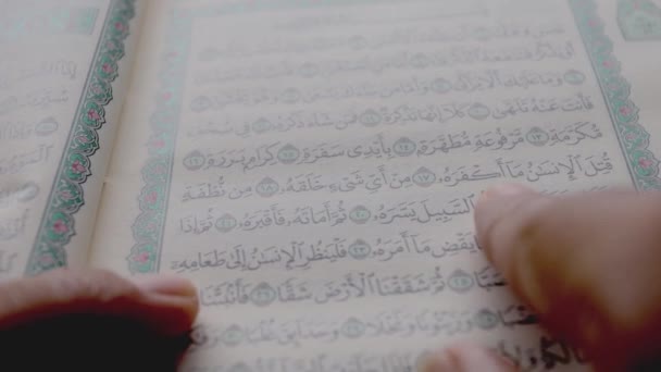 Islámico Corán Páginas Holly Libro Islam Musulmán Religión Árabe Libro — Vídeos de Stock