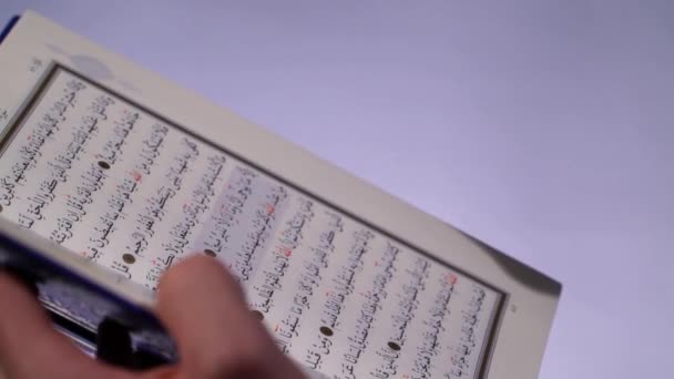 Muslim Läsa Järnek Bok Koranen Närbild Bön Islamiska Goda Gärningar — Stockvideo