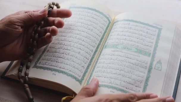 Muslim Čtení Islámské Svaté Knihy Prst Ukazující Text Quran Text — Stock video