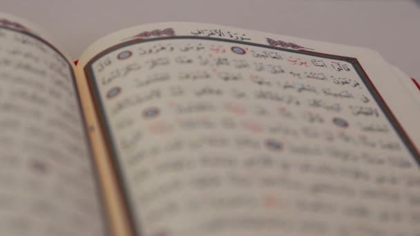 Moslim Lezen Holly Boek Koran Close Gebed Islamitische Goede Daden — Stockvideo