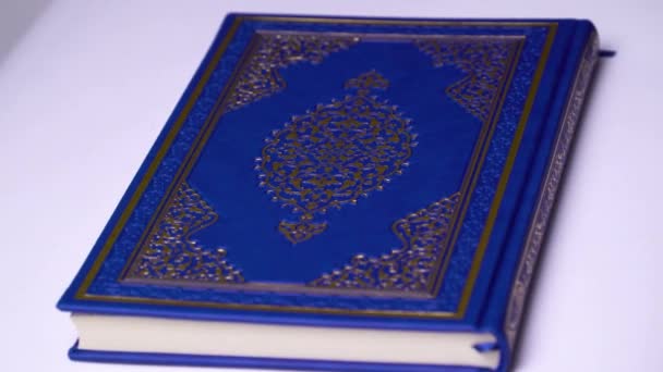 Gebed Hulst Heilige Moslim Koran Boek Witte Achtergrond Close Schot — Stockvideo