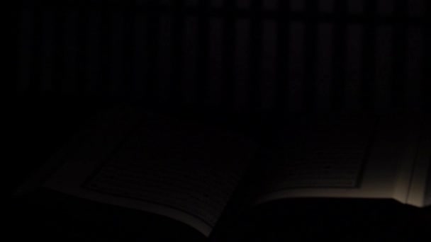 Iszlám Magyal Könyv Quran Árnyékban Árnyék Dekoráció Muszlim Kalligráfia Vallás — Stock videók