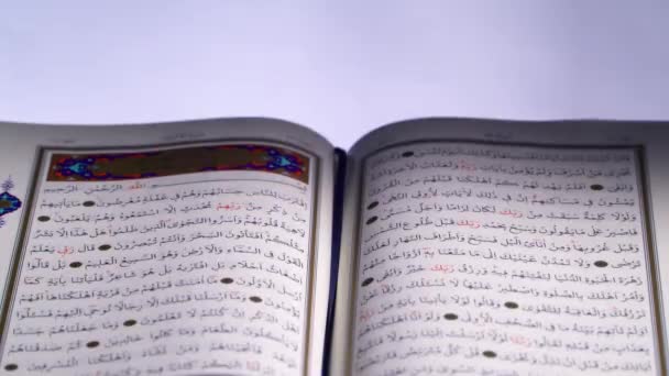 Bön Järnek Helig Muslim Koranen Bok Vit Bakgrund Närbild Skott — Stockvideo