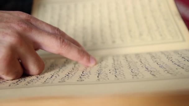 Lettura Musulmana Agrifoglio Libro Corano Close Preghiera Islamica Buone Azioni — Video Stock