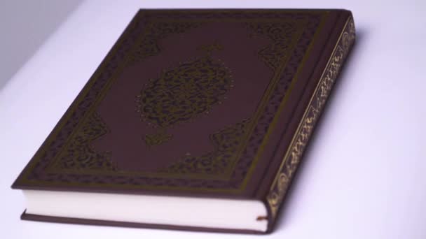 Oracion Santo Santo Muslim Quran Libro Fondo Blanco Primer Plano — Vídeo de stock