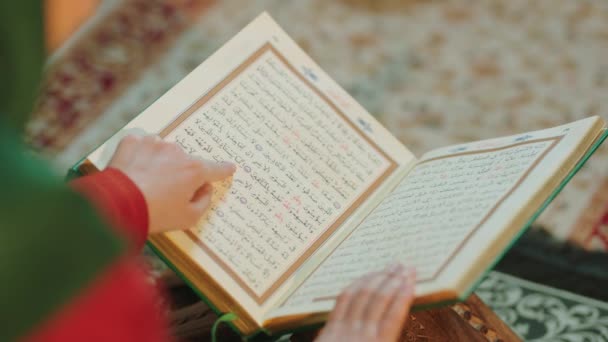Мусульманин Читає Священний Коран Арабська Мечеть Віра Арабська Голлі Культура — стокове відео