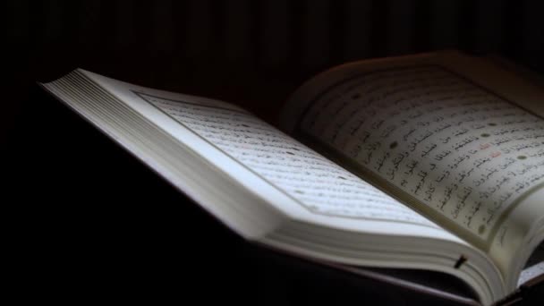Islam Holly Książka Koran Cieniu Dekoracji Muzułmańskiej Kaligrafii Tło Religii — Wideo stockowe