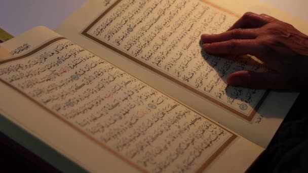 Muszlim Olvasás Magyal Könyv Quran Közelkép Ima Iszlám Cselekedetek Ramadán — Stock videók