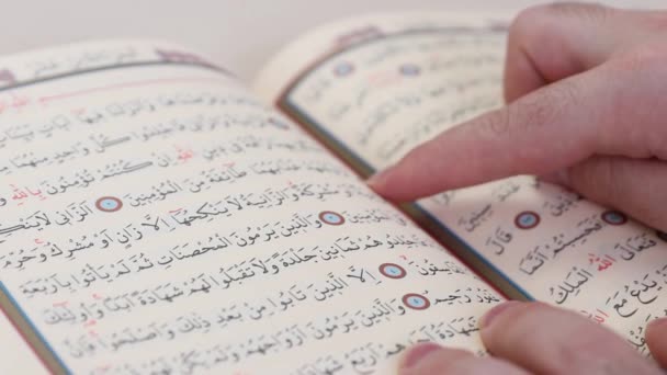 Närbild Text Holly Bok Koranen Muslim Bön Läsning Månad Ramdhan — Stockvideo