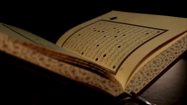 Muslim Čtení Cesmína Kniha Quran Close Modlitba Islámské Dobré Skutky — Stock video