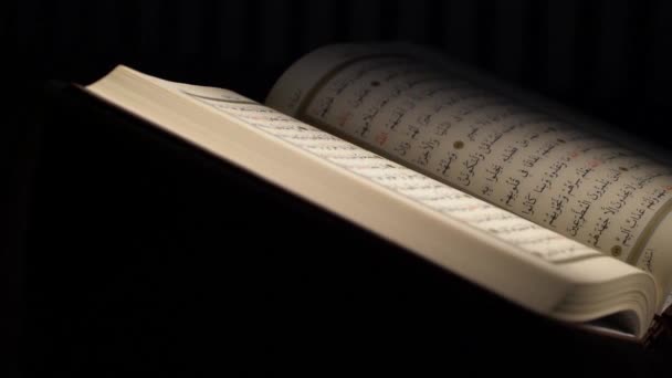 Islamski Muzułmanin Koran Arabski Religia Książka Allah Koran Święta Modlitwa — Wideo stockowe