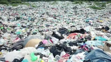 Yüksek miktarda plastik torba çöpüyle dolu bir çöp yığını. Atık Kirliliği Konsepti