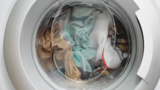 Fiação Máquina Lavar Roupa Com Pano Sujo Têxtil Sabão Água — Vídeo de Stock