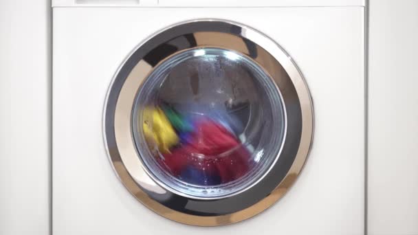 Close Máquina Lavar Roupa Fiação Roupa Borbulhando Água Casa Vida — Vídeo de Stock
