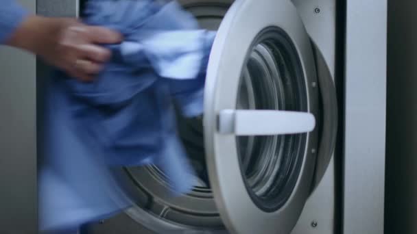 Osoba Vykládka Nakládání Čisté Látky Čištění Prádla Pračce — Stock video