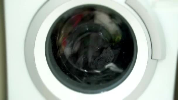 Closeup Máquina Lavar Roupa Trabalho Fiação Limpeza Pano Colorido Roupa — Vídeo de Stock