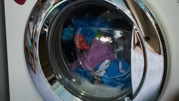 閉じる作業洗濯機回転クリーニングカラフルな布色のタンブリング衣類石鹸 — ストック動画