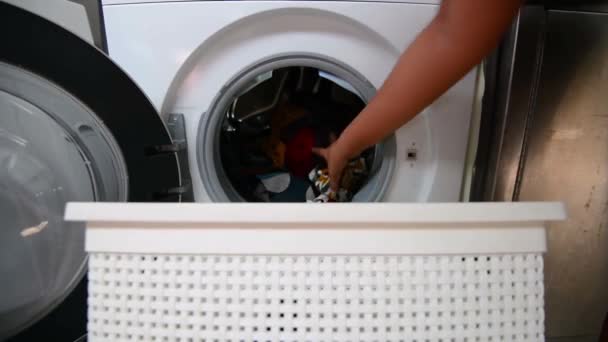 Persoon Die Schone Doek Uitlaadt Laadt Het Reinigen Van Wasmachine — Stockvideo