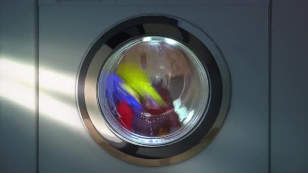 Close Máquina Lavar Roupa Fiação Roupa Borbulhando Água Casa Vida — Vídeo de Stock