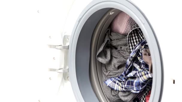 在洗衣机里洗衣服后卸下和装上干净布的人 — 图库视频影像